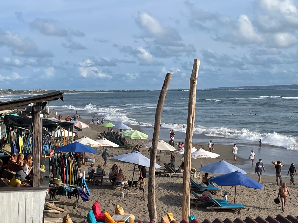 Santai di Pantai Batu Bolong, Sunset Indah untuk Semua Pelancong