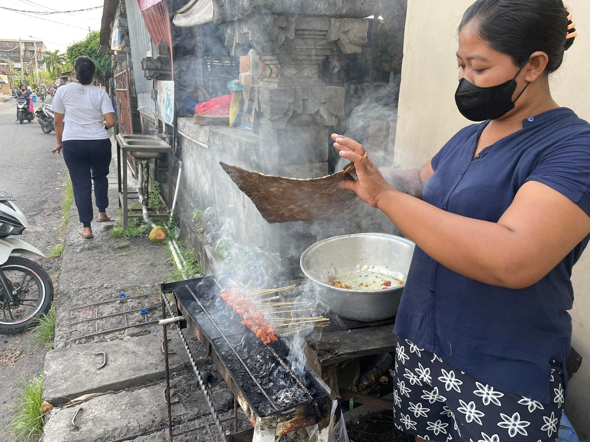 Perempuan Bali Jual Sate, Suaminya di Mana?