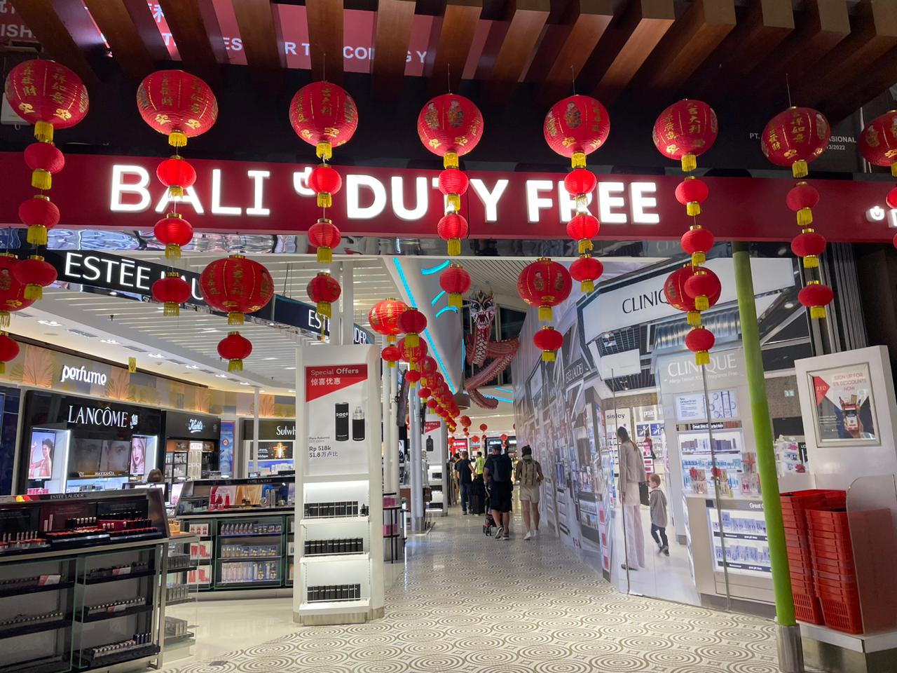 Saat Melenggang ke Jepang, Melihat Dekorasi Tematik Imlek 2023 Mewarnai Bandara Ngurah Rai Bali