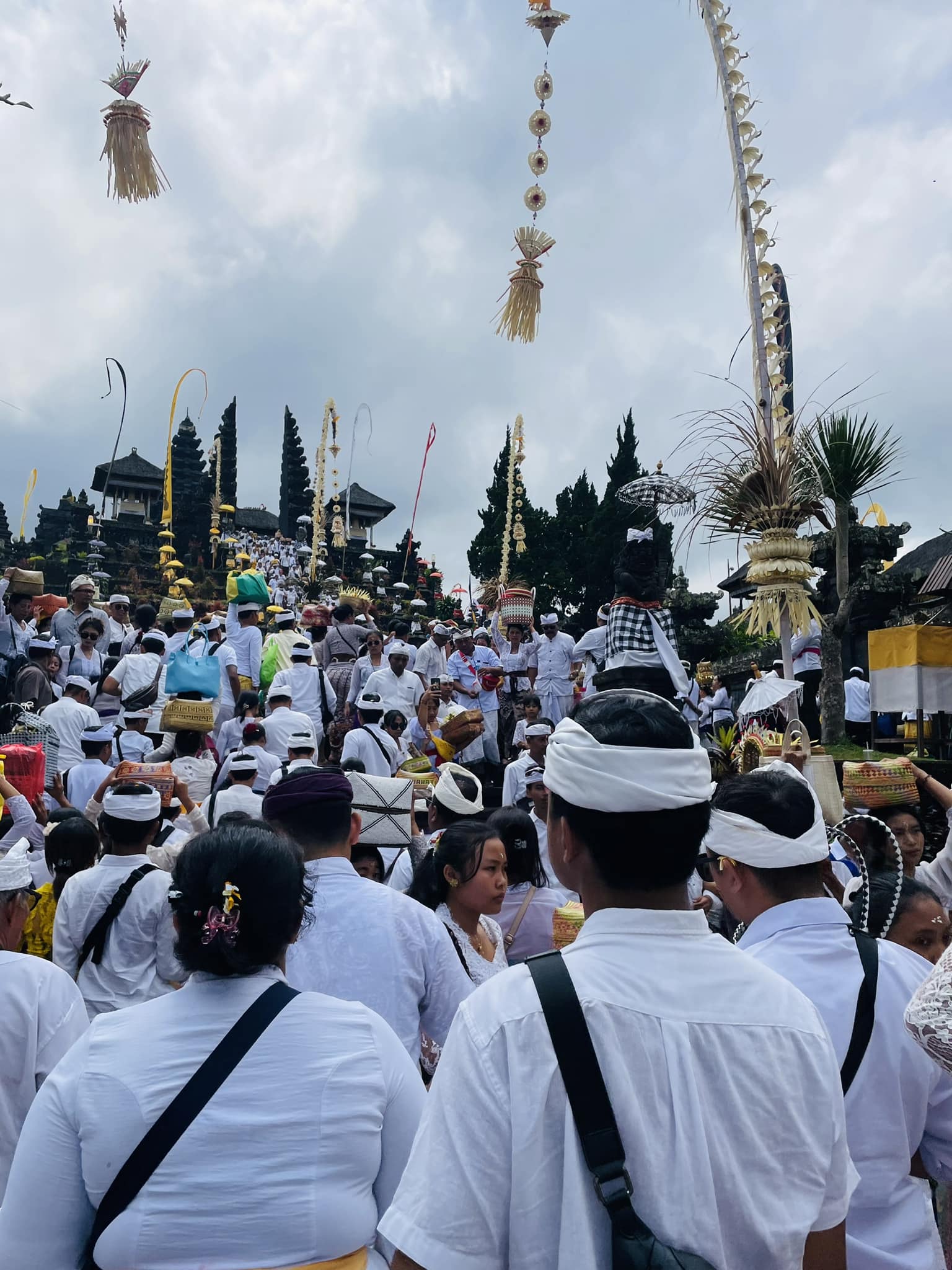 Lima Alasan Jutaan Warga Bersembahyang ke Pura Besakih dan Pura Ulun Danu Batur 2023