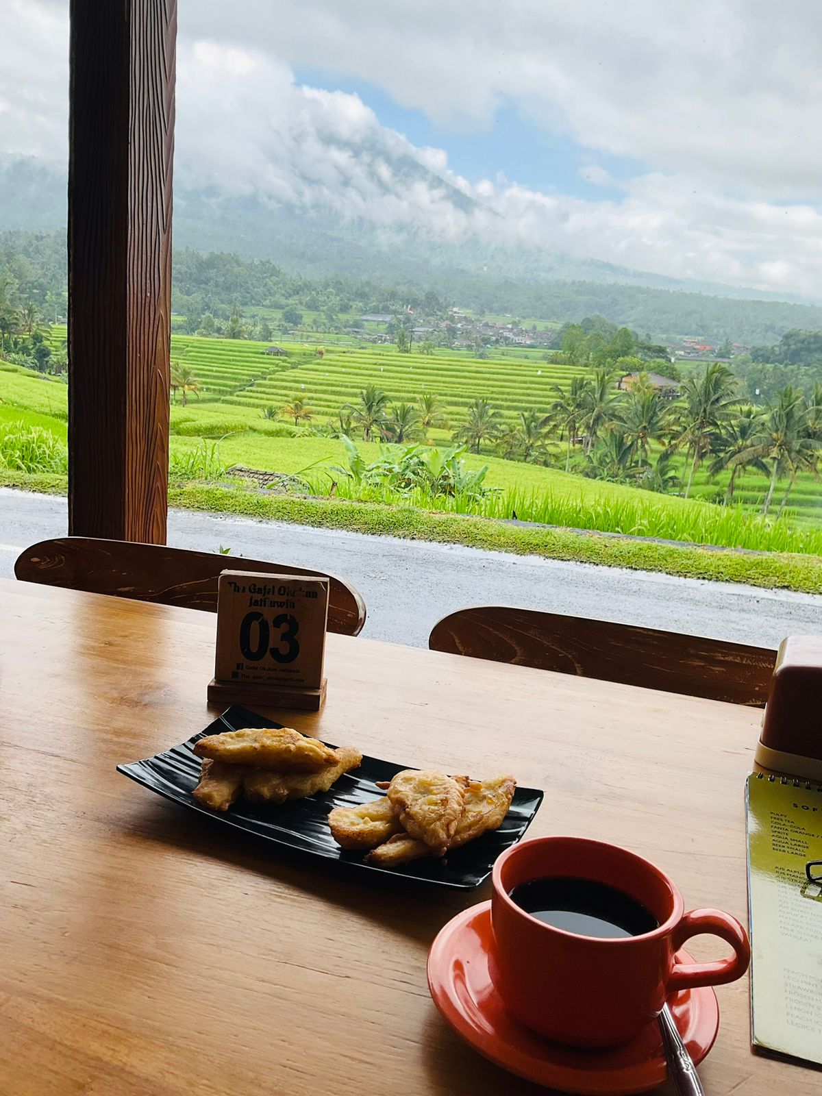 Minum Kopi di Tepi Hamparan Sawah Indah Warisan Budaya UNESCO Jatiluwih Tabanan Bali