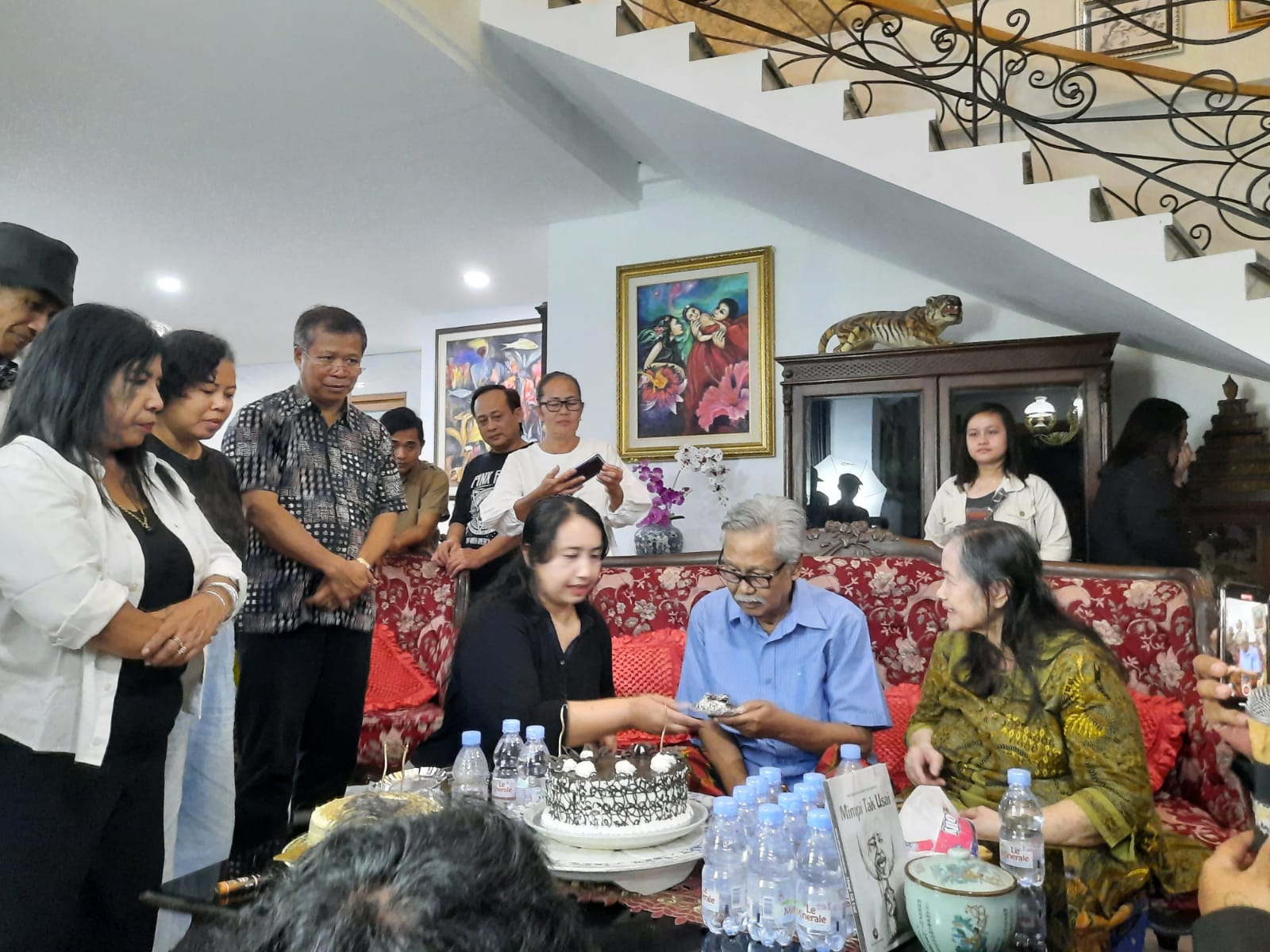 Diskusi dan Baca Puisi Meriahkan HUT ke-81 Penyair Pelukis Frans Nadjira di Denpasar